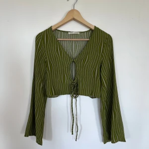 Grön blus - Croppad blus med knytning, knappt använd, passar storlek XS-S