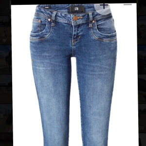 Blå LTB jeans - Säljer dessa blå jeansen från Ltb💕 Jag råkade köpa helt fel storlek och därför är de uppklippta ca 1 dm nertill, inte gjort av mig utan på affär. Skulle säga att de passar en person på 170+🤗