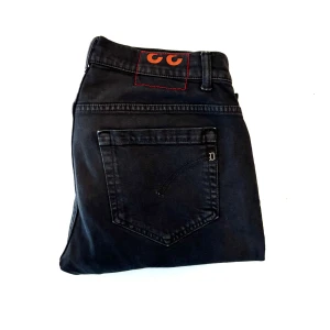 Svarta Dondup George Jeans - Säljer ett par riktigt feta dondup George jeans! Skicket är 9,5/10 endast andvända ett fåtal gånger iprincip helt nya! Storlek är 33. Nypris ca 5000kr mitt pris 849kr! Hör av er vid frågor🙌