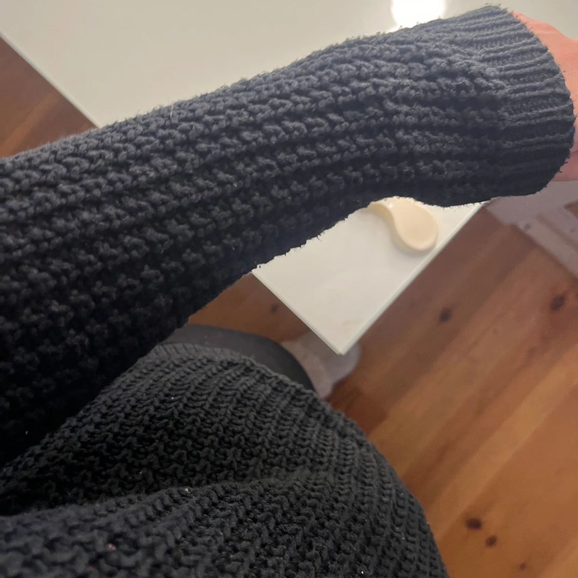 Svart stickad tröja med hög hals - 2