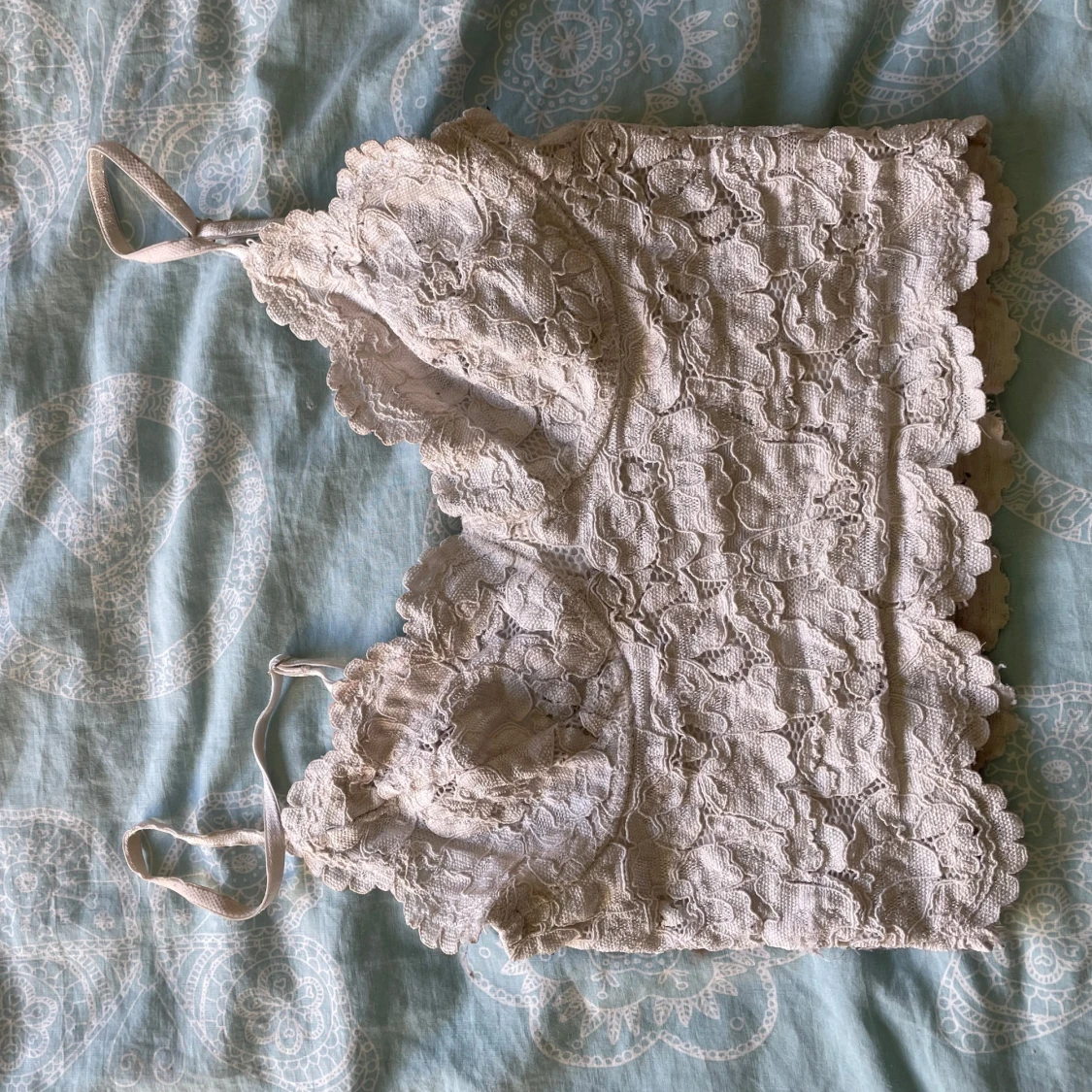 Vit spetsig linnetopp från Amisu