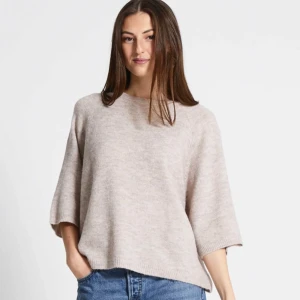 Beige stickad tröja - Beige stickad kortärmad tröja från Lager 157 i storlek XS. Använd några gånger men fortfarande i bra skick. Inte mina bilder, hör av dig om du vill få fler bilder!