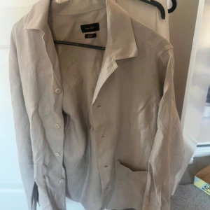 Beige overshirt från massimoduti - Overshirt från massimoduti som aldrig är använd. Kan säkert fungera som skjorta också!
