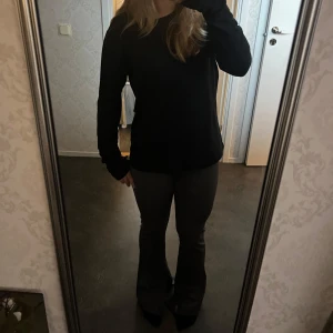 Bootcut träningsbyxor - Jätte snygga mörk gröna träningsbyxor som är bootcut, säljer för är för långa för mig som är 160, så passar folk över 160. Har slits vid insidan av byxbenet