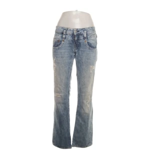  Lågmidjade bootcut jeans med slitningar - Säljer mina jeans från herrlicher o storlek 28❤️❤️.