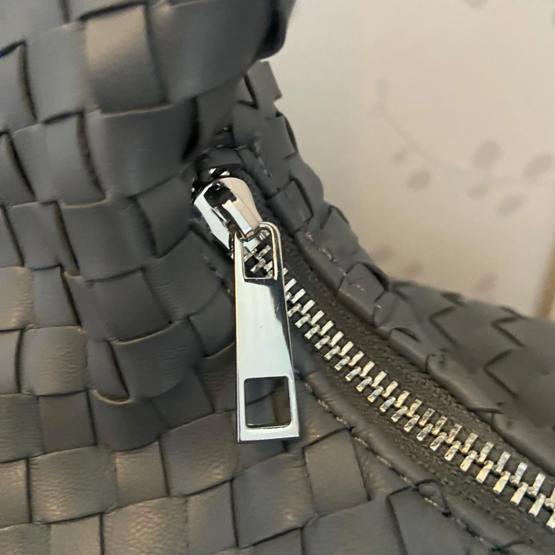 Grå flätad handväska från Gina Tricot - 2