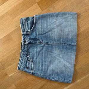 Blå jeanskjol  - Säljer denna jeanskjolen som jag aldrig använt. Storlek S från vinted 