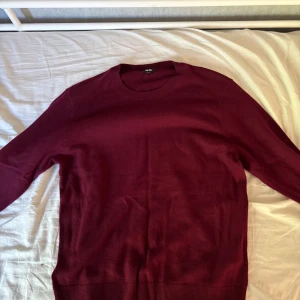 Vinröd cashmere från Uniqlo, storlek S - Säljer en vinröd tröja från Uniqlo i storlek S. Tröjan har rund halsringning, långa ärmar och är tillverkad i ett cashmere material som känns skönt mot huden. Perfekt för lager-på-lager under hösten och vintern.