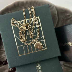 Guldigt halsband Maria Nilsdotter - Så fint halsband i guld från Maria Nilsdotter. Längd 45🥰