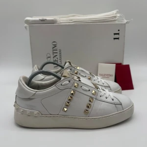 VALENTINO ROCKSTUD - Valentino rockstud - Skick: 8,5/10 - Storlek 37 - Tillbehör: Kort - Nypris 7700kr - Hör av dig vid minsta fundering