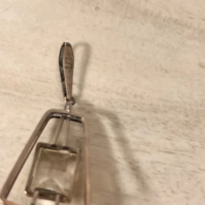 Retro silver hängsmycke med glassten - Unikt retro hängsmycke i 835 silver från K&L med en cool geometrisk design. Smycket har en fyrkantig, transparent glassten infattad i en stilren ram. Perfekt för dig som gillar vintage och vill sticka ut med något annorlunda.