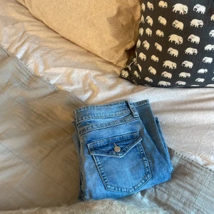 Blå bootcut jeans med slitningar - Säljer ett par helt par nya jeans från Gina!!💓⛈️ Jag har aldrig använt dom eftersom jag råkade köpa fel storlek och slängde kvittot😬 Dem är väldigt stretchiga och sköna i midjan!! 