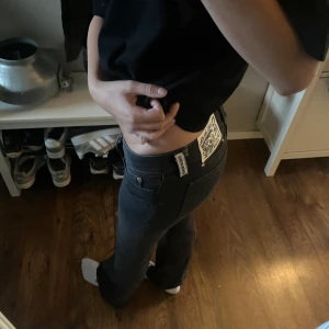 Weekday CHEAP MONDAY jeans - Cheap Monday jeans ifrån weekday i stl 26/32. Dem är klippta ner till (bild3 visar) dom passar mig som är 168. Säljer dom då dom är för små i midjan (kan byta mots likadana i stl 27/32 elr 27/34) 