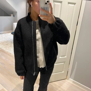 Svart jacka - Fin jacka från Zara, den har ej blivit noppig utan materielet ska vara så, lite åt teddy hållet!🥰