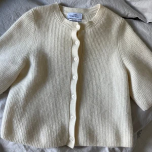 Kofta - Jättefin cremevit stickad kofta med korta armar från other stories! Lite nopprig men inget man tänker på. Orginal pris 800