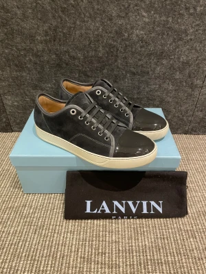 Lanvin skor - Hej! Säljer nu dessa nästan nya lanvin skor. Skorna är knappt använda. Nypris 5.300kr. Säljer för endast 3.200kr! Hör av dig vid frågor 