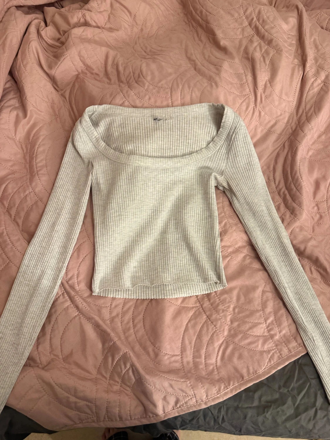 Ljusgrå ribbad långärmad topp