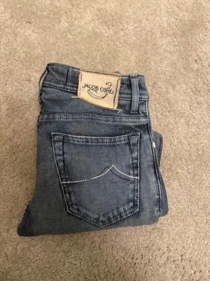 Jacob Cohen Jeans - Säljer ett par Jacob Cohen Jeans i mycket gott skick! Storlek 30.  💸 Nypris: ca 6000 kr 🚚 Snabb frakt! Skickas inom 1–2 dagar ✅ Inga fläckar, hål eller synliga tecken på slitage.   💬 Skriv gärna vid frågor – jag svarar snabbt!