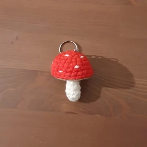 Svamp nyckelring  - Virkad flugsvamp med nyckelring! Finns fler i olika färger. ca 7 x 6 cm. / 1st 39kr, 2st 69kr, 3st 99kr