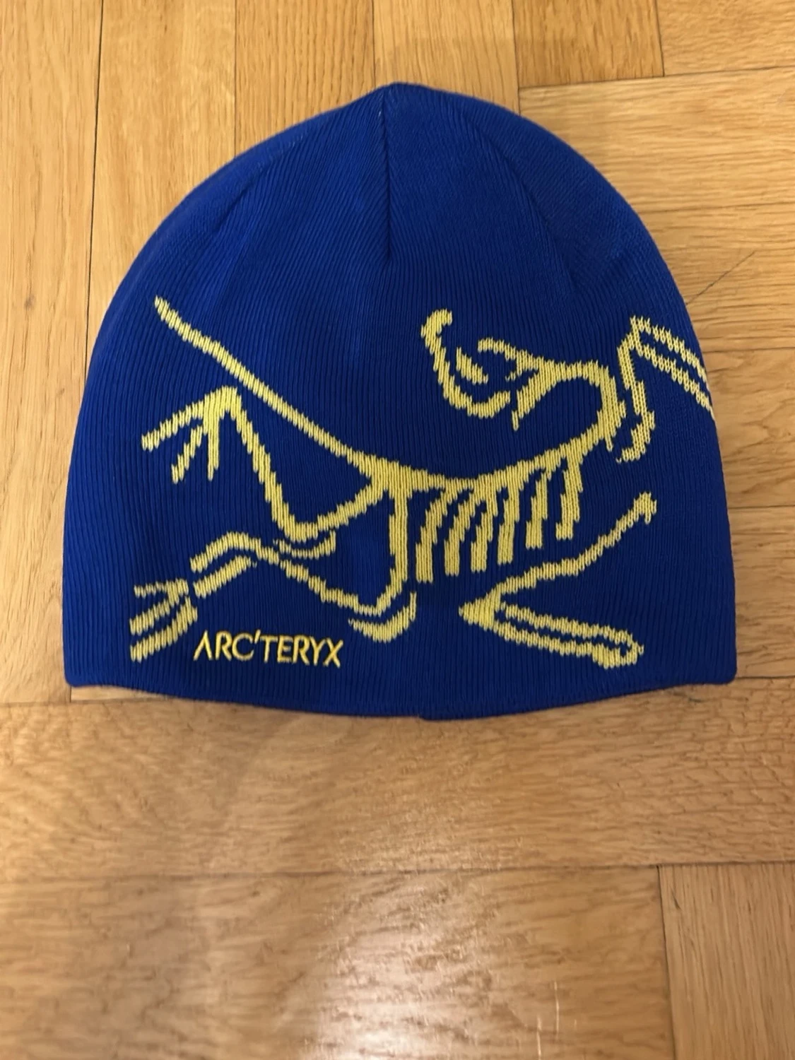 Blå mössa från Arc'teryx