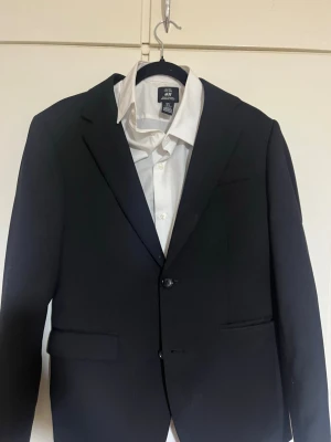  kostym herr - Jättebra kostym från dressmann Storlek på byxan 31 -32 och på jackan 46  skjortan är från HM Använd bara en gång
