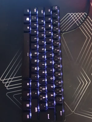 Razer Huntsman Mini - Razer Huntsman Mini är ett kompakt 60% gamingtangentbord med RGB-belysning och mekaniska switchar. Svensk layout, USB-C anslutning. Tangentbordet är i gott skick utan synligt slitage, perfekt för gaming och skrivbord med begränsat utrymme. Helst hämtas i Leksand.