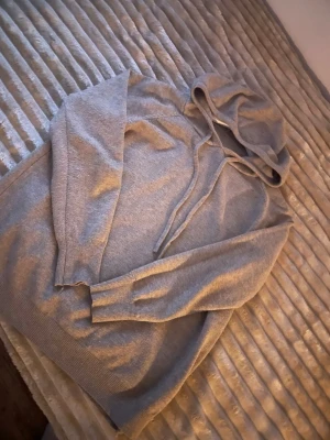 Vanlig beige huv tröja  - En fläck på sidan vid luvan men inget mer syns knappt och känns inget när man har på sig den 