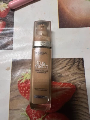 L'Oréal True Match Foundation Warm Dore - True Match Super-Blendable Foundation från L'Oréal Paris i nyansen 7D/7W Warm Dore. Kommer i en smidig glasflaska med pump och genomskinligt lock. Innehåller hyaluronsyra för extra fukt och ger en naturlig, varm ton till huden.