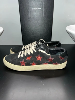 Saint Laurent skor - Tjena, säljer nu dessa riktigt snygga och populära saint Laurent skorna i bra skick, börjar tappa lite färg vid stjärnorna men annars bra skick, box ingår, hör av er vid frågor och funderingar🙌🤝