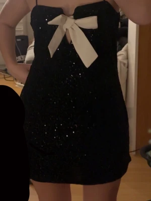 Nyårsklänning - Intressekoll, oanvänd med prislapp kvar