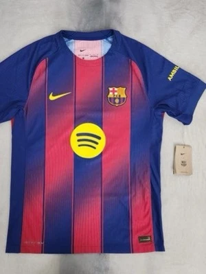 Barça Nike matchtröja M - Säljer en FC Barcelona matchtröja från Nike i storlek M. Tröjan har klassiska blå och röda vertikala ränder, gult Nike-märke och Spotify-logga på bröstet. Materialet är lätt polyester som andas, perfekt för fotboll. FCB-emblem på vänster sida. Nr 10 Lamine Yamal