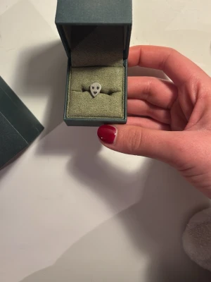 Maria Nilsdotter örhänge  - Säljer mitt Maria Nilsdotter örhänge. Säljs inte längre och i väldigt bra skick. Förbackningen kommer med. Skriv för fler bilder och kan även gå ner i pris för en snabb affär.