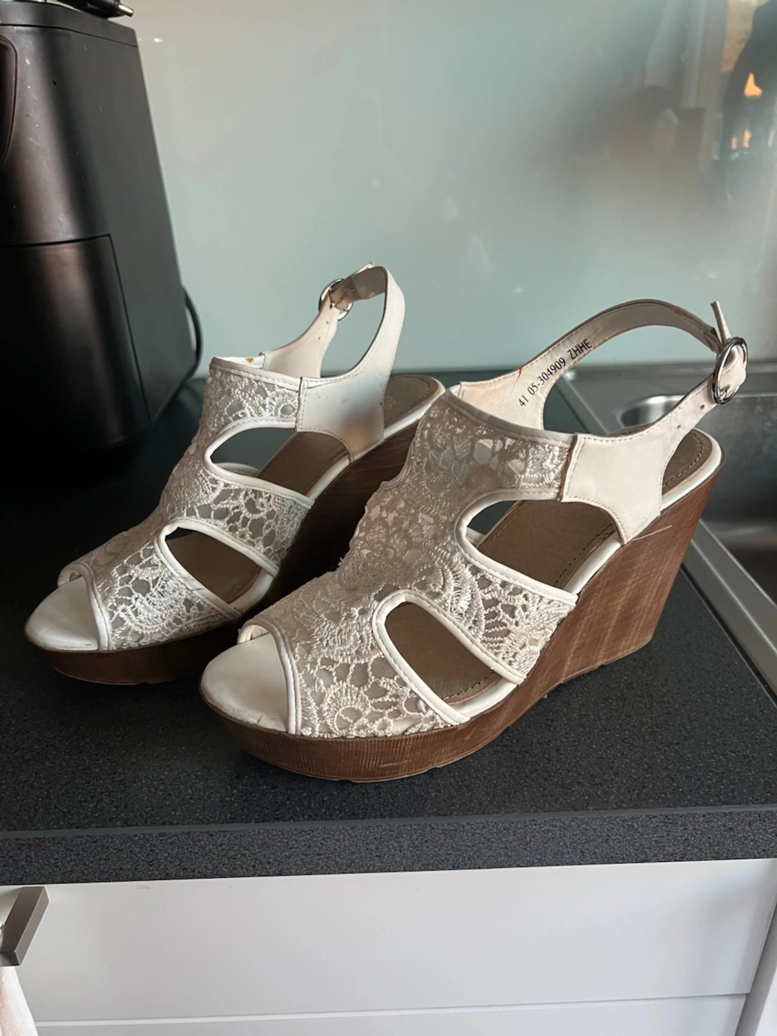 Vita kilklackade sandaler med spets