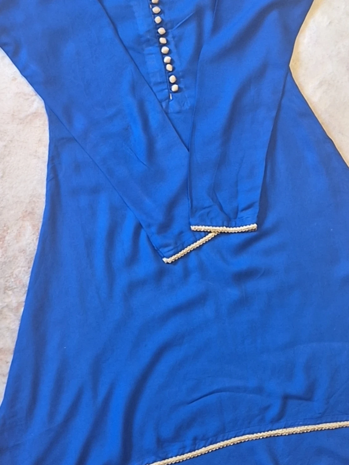 Blå långärmad klänning med pärldetaljer - 2