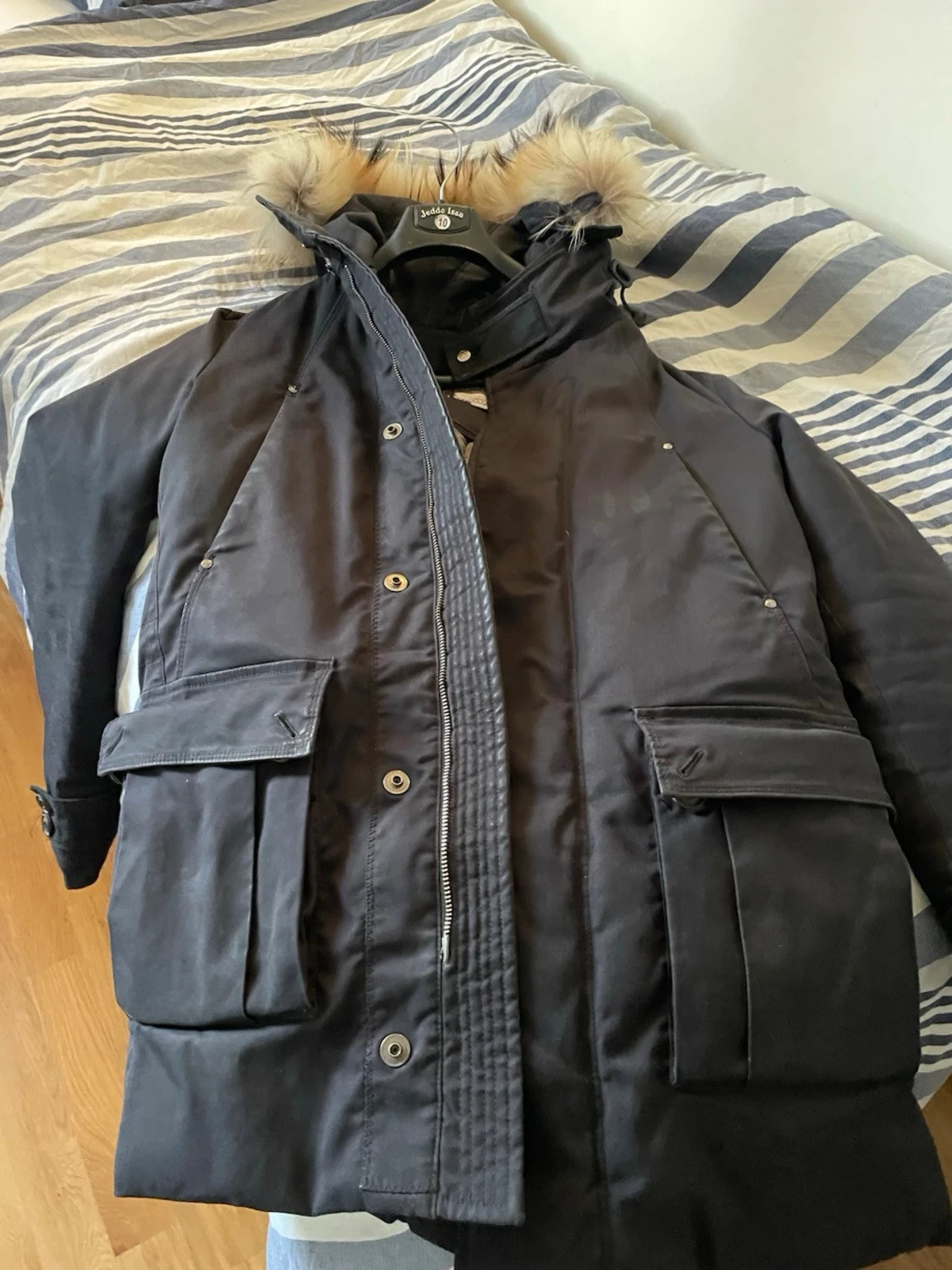 Svart parkajacka med pälsdetalj