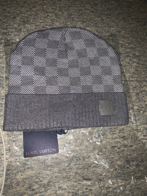 L V mössa  - Perfekta mössan för dig, denna mössan är väldigt populär för dens vackra modell och dens värme, passa på innan den är såld!!