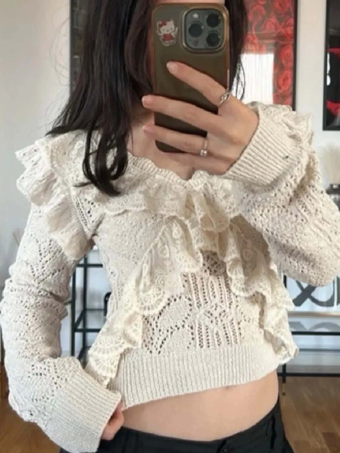 Vit stickad tröja med volanger