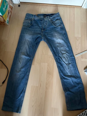 FETA DONUPS HALLÖ FASHIONSTORE GRISH🥵🥵 - Ljusblåa dondup jeans med slimfit, lite omsydda vid gylfen, syns på bild