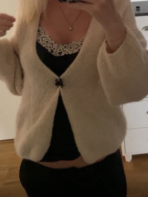 Lindex kofta - jättemysig kofta från Lindex❣️ tyvärr nopprig men har man en nopper maskin så löser de sig💕💕Nypris 400