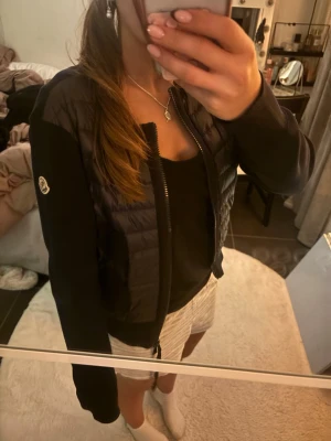 Moncler cardigan - Jag säljer min moncler cardigen, då den inte kommer till andvändning. Cardigen är i mycket bra skick och har inga defekter. Tveka inte på att höra av dig evuntuella frågor 😇😇😇 priset kan diskuteras!!!