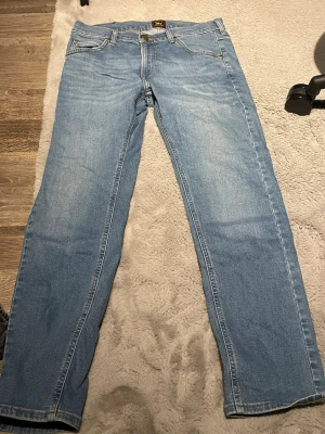 Lee Daren Zip Fly ljusblå jeans W30 L30 - Säljer ett par klassiska Lee Daren Zip Fly jeans i ljusblå tvätt. Modellen har rak passform, normal midja och dragkedjegylf. Tillverkade i mjukt bomullsmaterial för skön känsla. Perfekta till sneakers och hoodie.