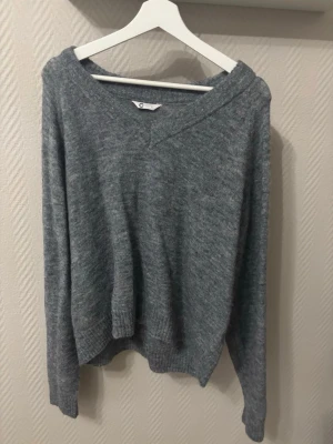 Grå stickad tröja - Grå stickad tröja från Cubus. Oanvänd men saknar kvitto, endast testad. Nypris 499kr. Säljer då den inte kom till användning.