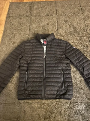 Colmar jacka - Nästan oanvänd colmar jacka, nypris 2400 mitt pris 699kr! Passar dig som är 175-190! Storlek 50 (M/L) passar på vintern och hösten! Hör av dig vid frågor eller funderingar😁