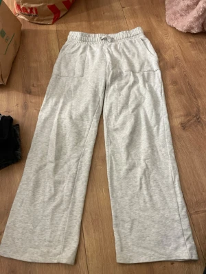 Grå mjukisbyxor med snörning - Grå mjukisbyxor