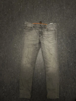 Grå jeans från Hugo Boss - Det är använt ett par gånger bara 