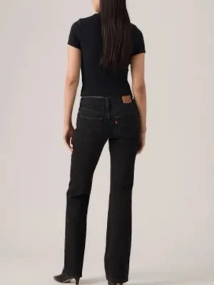 Levi's Superlow Boot Jeans svarta - Svarta jeans från Levi's med superlow midja och bootcut-snitt. Klassisk femficksmodell med Levi's patch bak och diskreta sömmar. Jeansen har en rak passform över låren och lätt utsvängda ben, tillverkade i slitstarkt denimtyg. Det är 28/32. Är 165 och bär storlek 36.