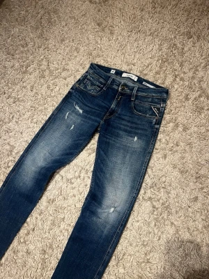 Replay anbass jeans slim fit med slitningar w28 - Replay anbass jeans med riktig snygga slitningar och en slim passform. Nytt skick , inga defekter, strlk w28. Postas antigen samma dag som köp eller dagen därpå🙌💯