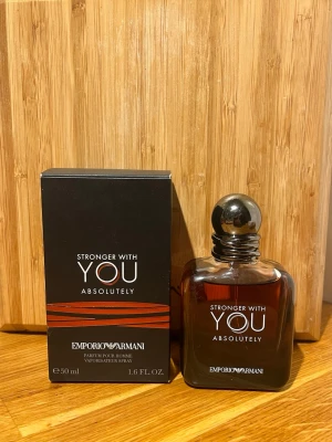Stronger With You Absolutely 50ml - Emporio Armani Stronger With You Absolutely är en parfym för herrar i en stilren flaska. Volymen är 50 ml. Perfekt för dig som vill ha något exklusivt och modernt i din samling.