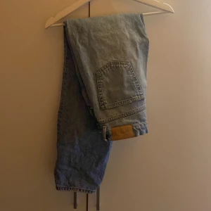Ljusblå straight jeans, Vero Moda - Säljer ett par blå, raka jeans från Vero Moda. Byxorna är midwaist och passar perfekt på mig som är 165 cm lång. Byxorna är använda men i fint skick! Skriv för mer info eller bilder💕