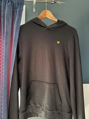 Lyle & scott hoodie  - Säljer min hoodie då den är för liten. Aldrig använd så känner att någon annan kan få köpa den och använda den så den slipper hänga och samla dam. Nypris 1399